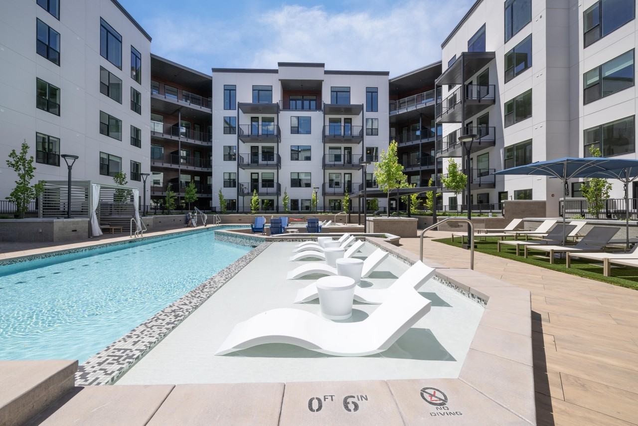 Grandeur Apartments - Photo 3 of 33