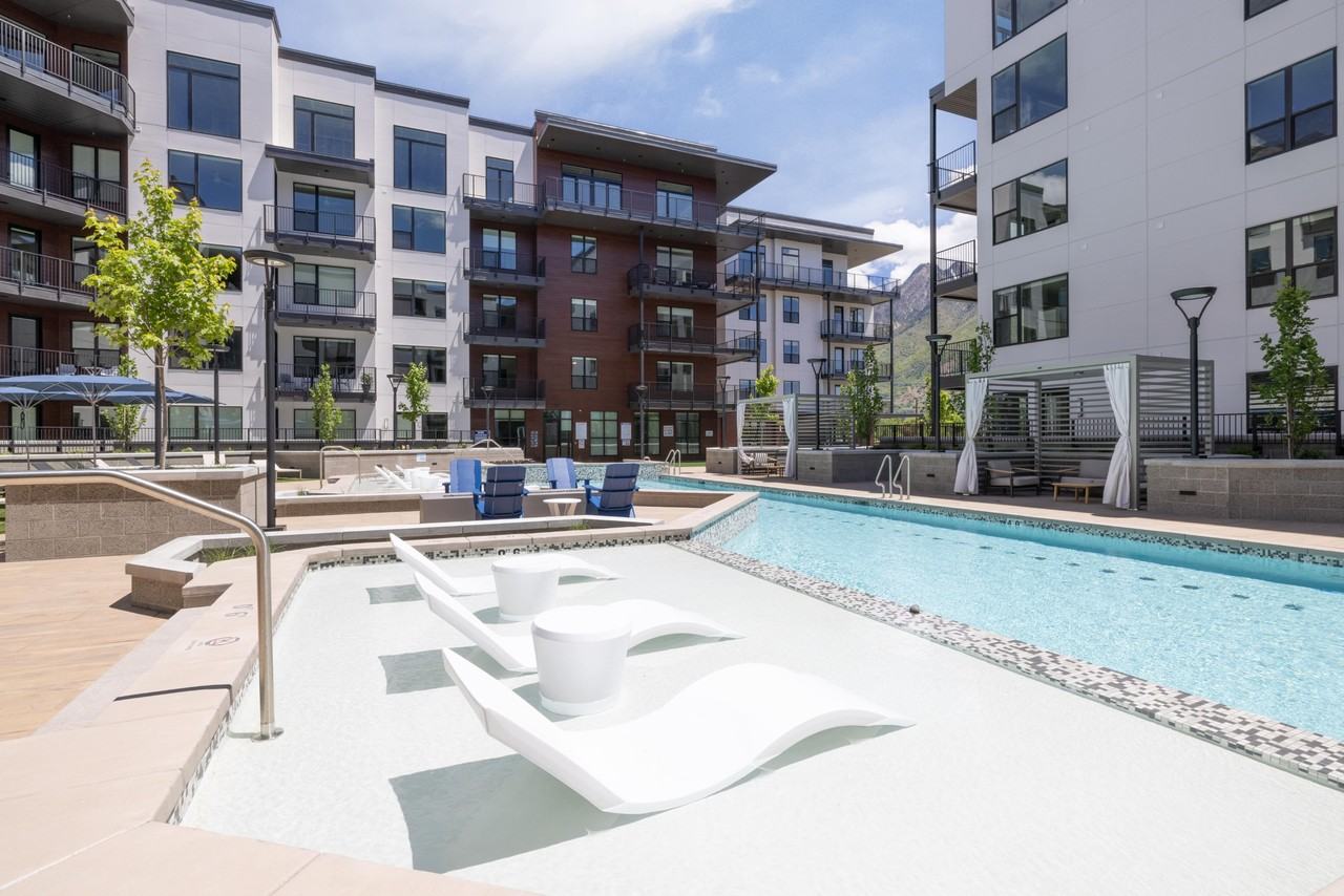 Grandeur Apartments - Photo 4 of 33