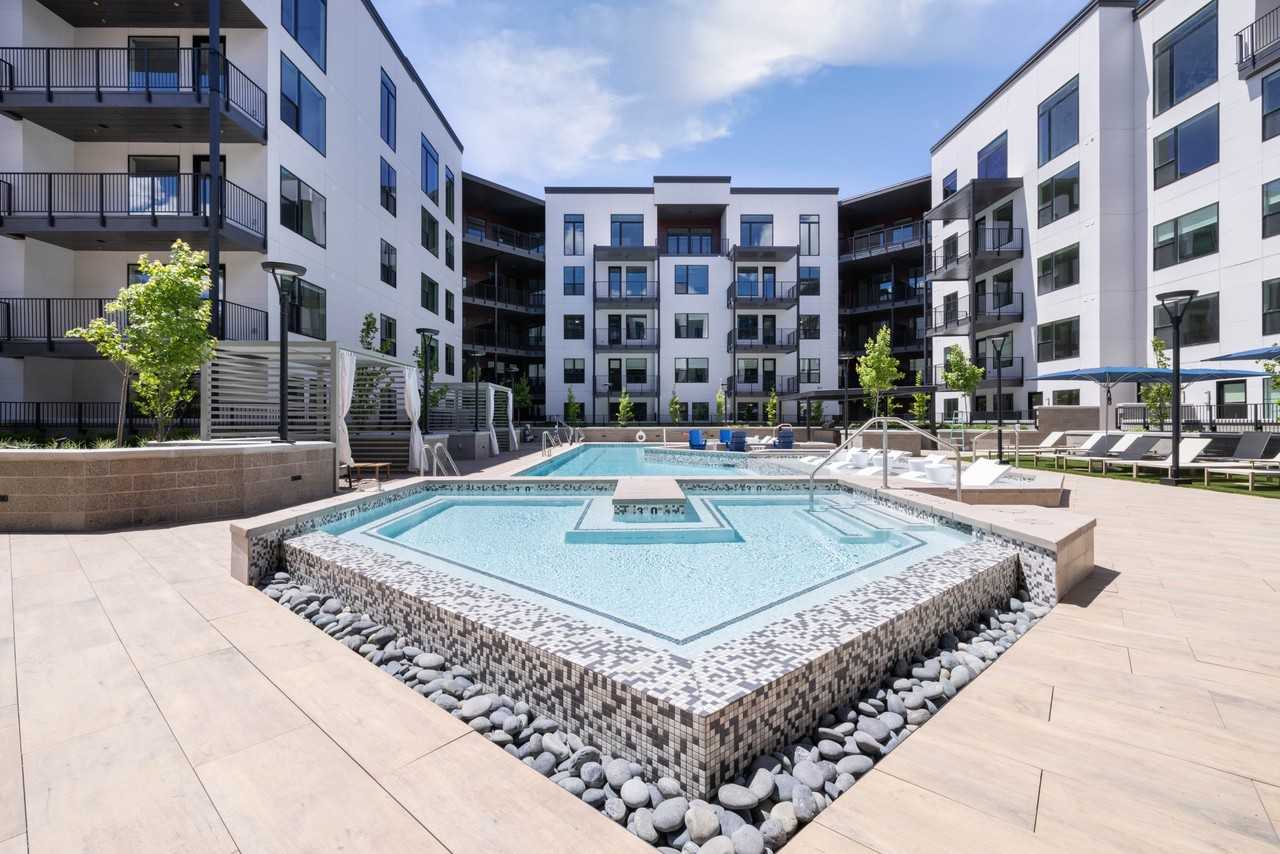 Grandeur Apartments - Photo 5 of 33