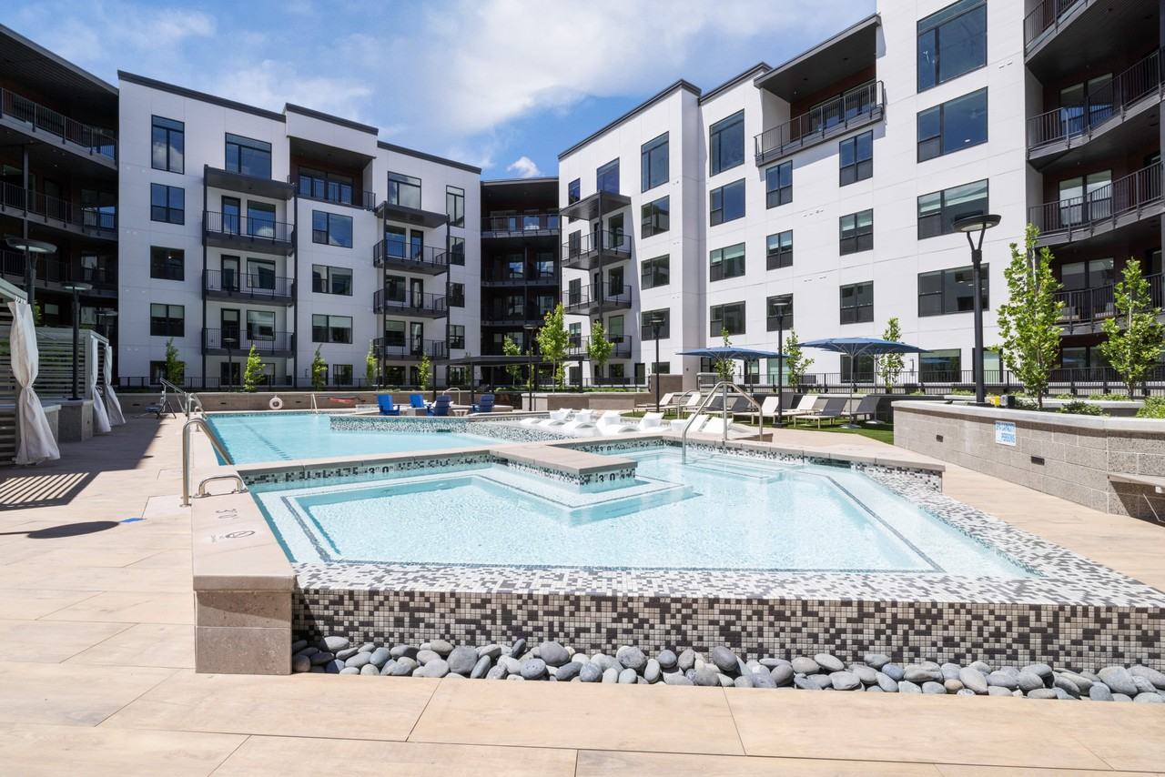 Grandeur Apartments - Photo 6 of 33