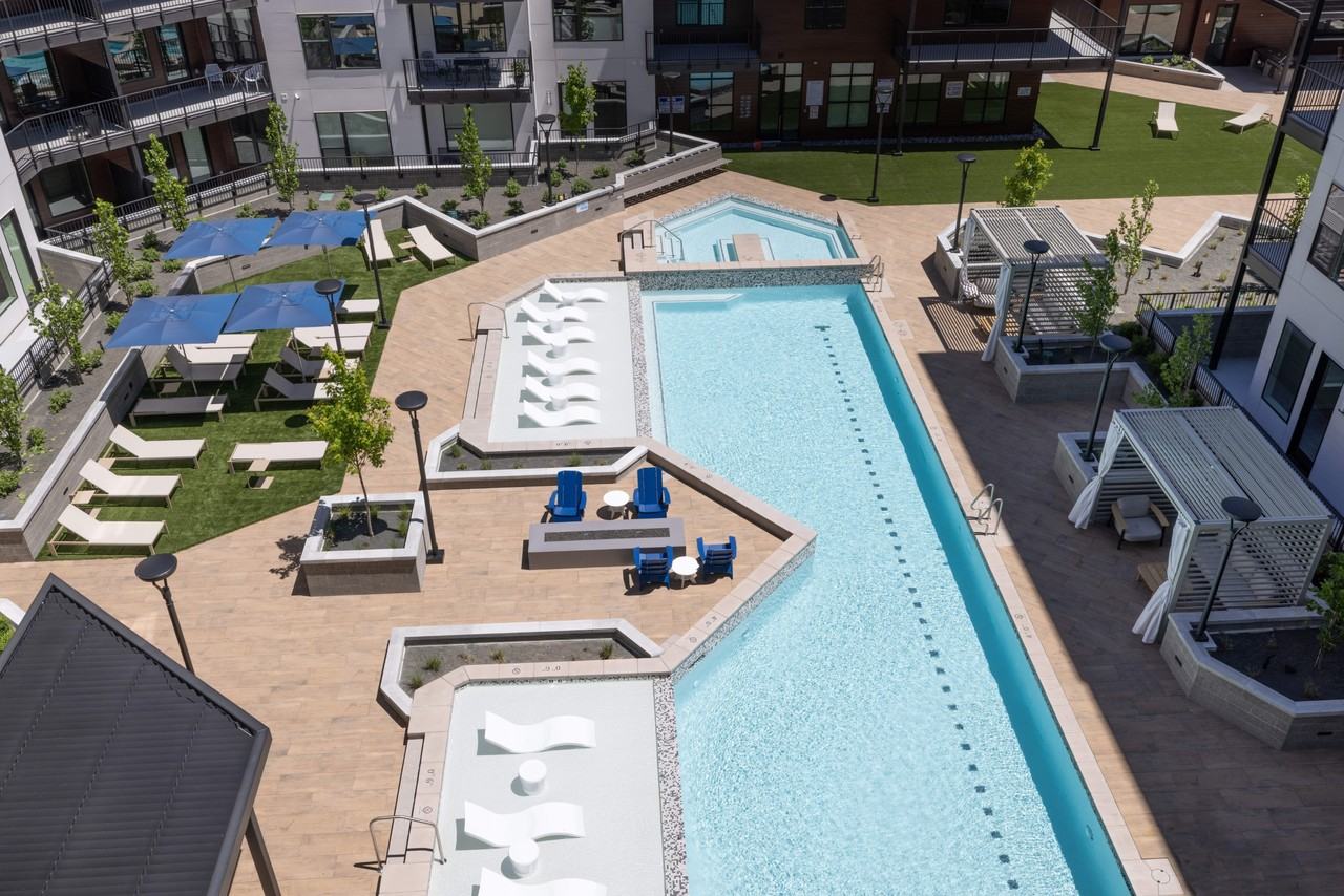 Grandeur Apartments - Photo 7 of 33