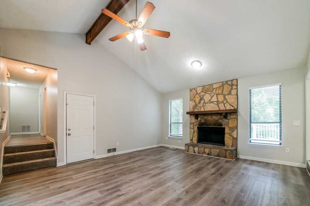 1640 Clearstone Dr - Photo 5 of 17