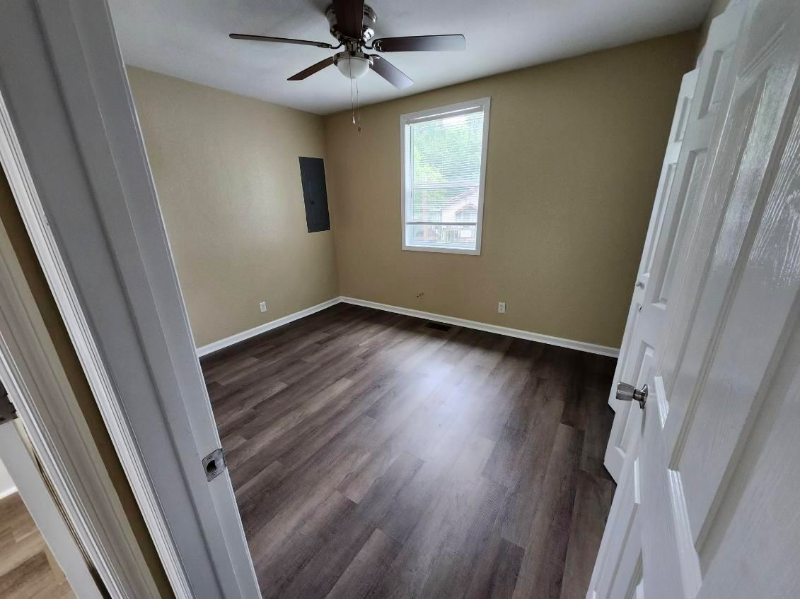 549 9th St - Photo 3 of 8