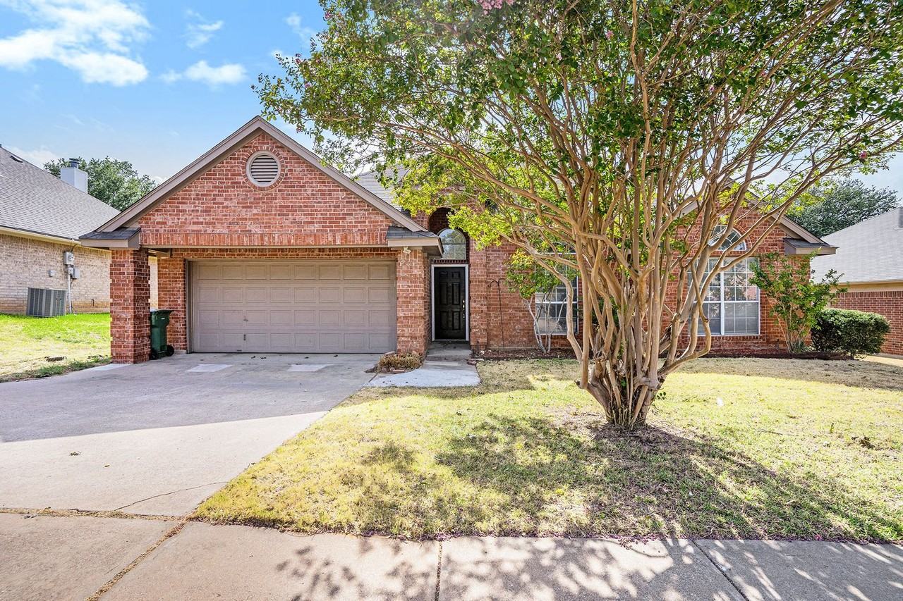 4712 Shorewood Dr - Photo 2 of 24