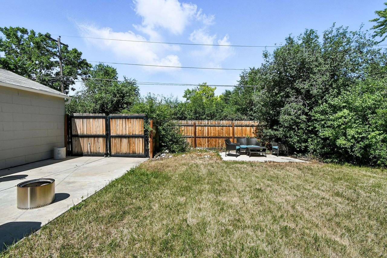 1251 S Seneca Way - Photo 3 of 25