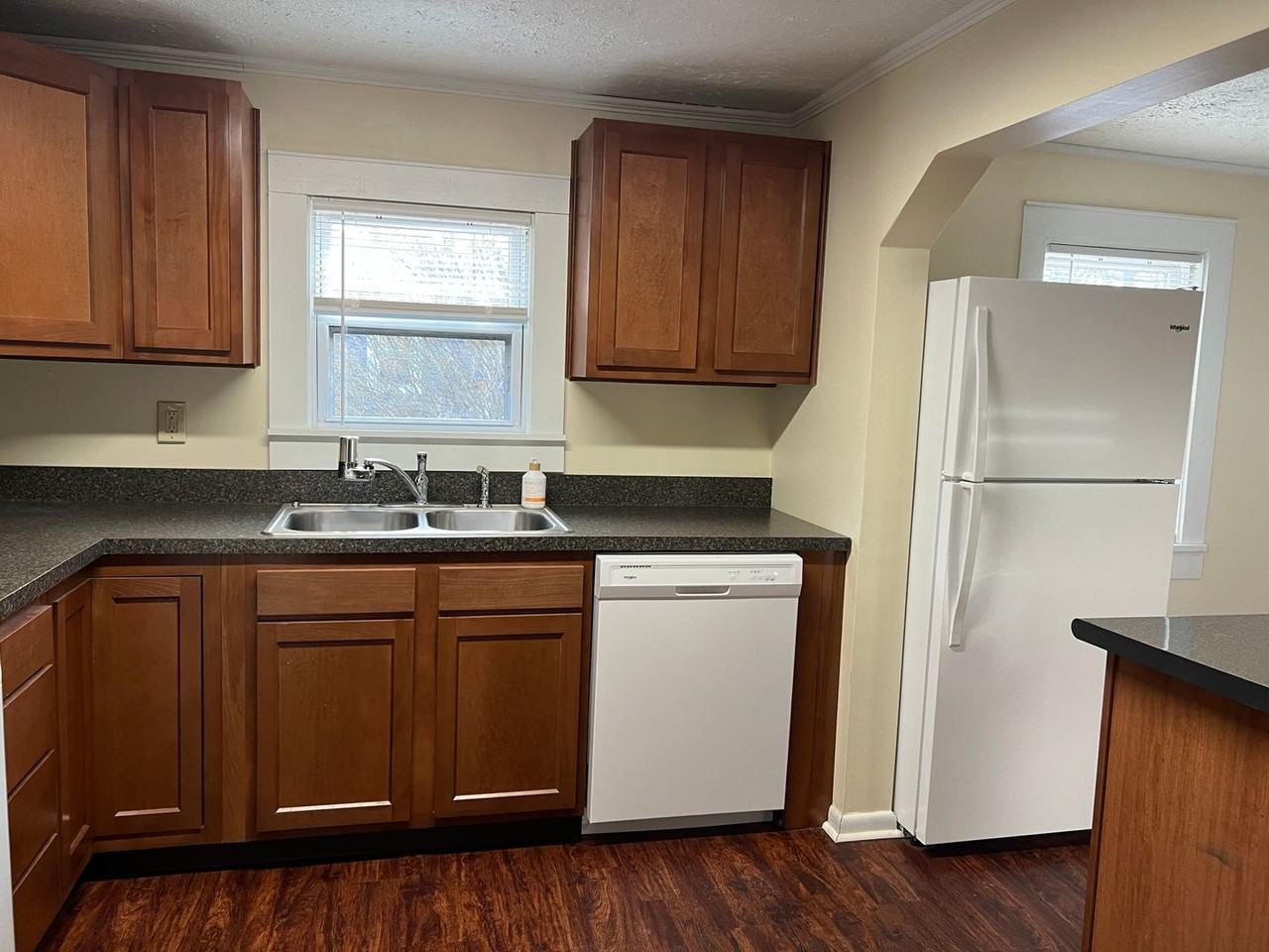 239 E Montrose St - Photo 4 of 12