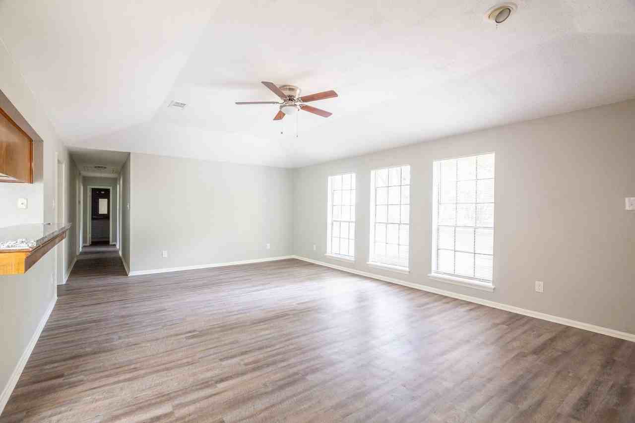 102 Sue Ln - Photo 4 of 17