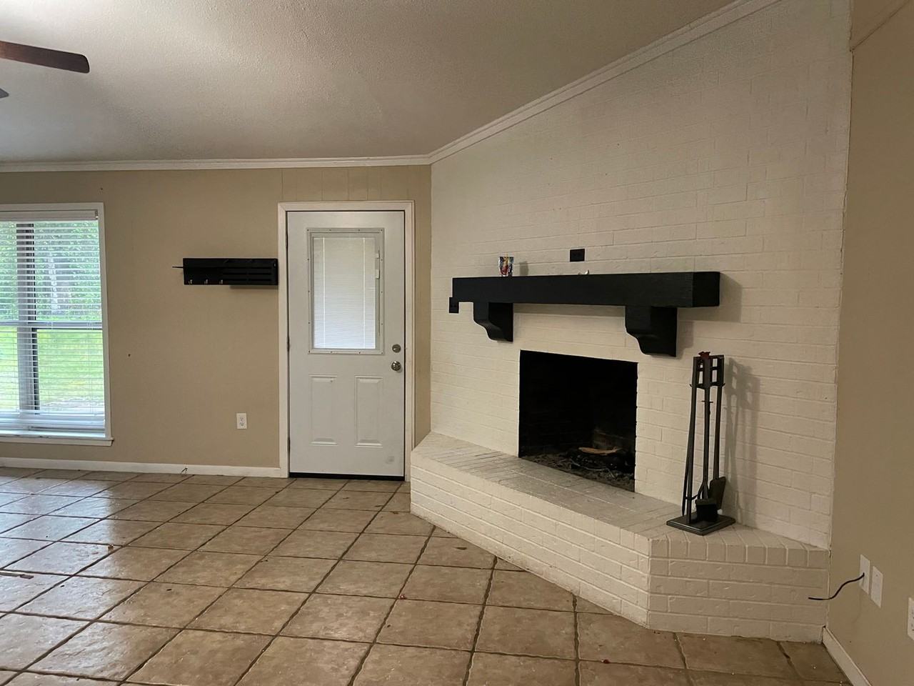 708 Honeysuckle St - Photo 3 of 20