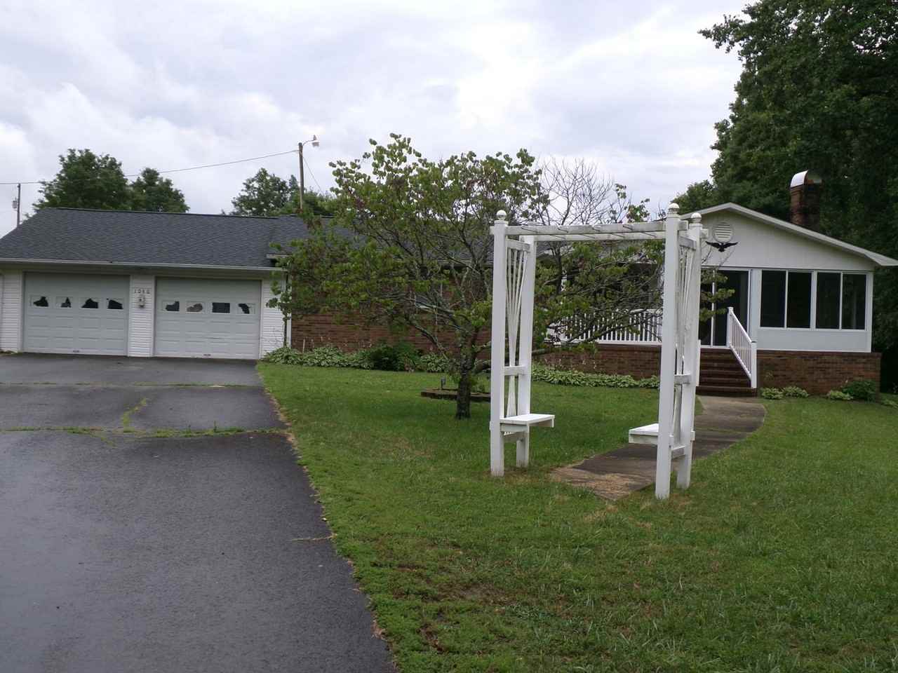 1040 Sherry Dr - Photo 2 of 23