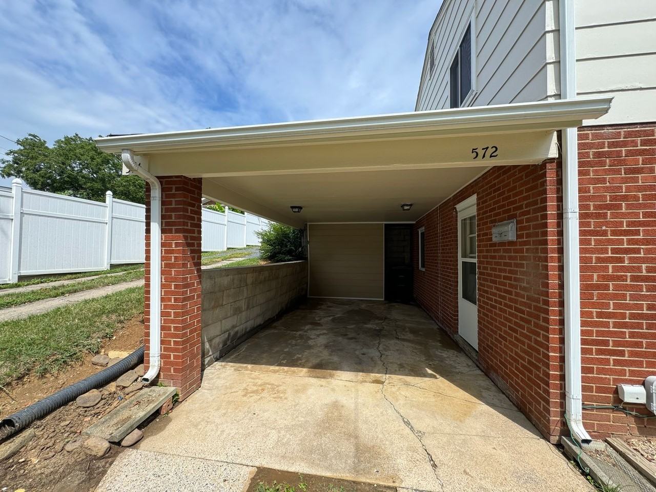 574 Long Ave - Photo 3 of 10