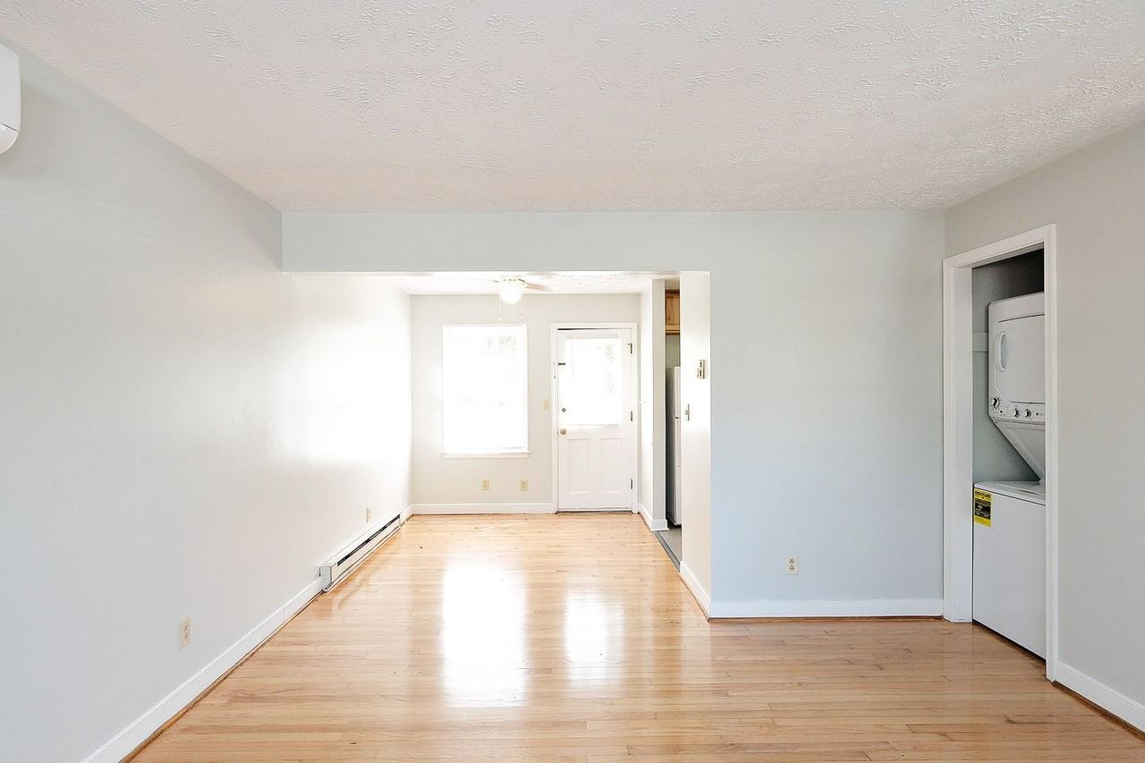 1406 Chesapeake St #B - Photo 3 of 13