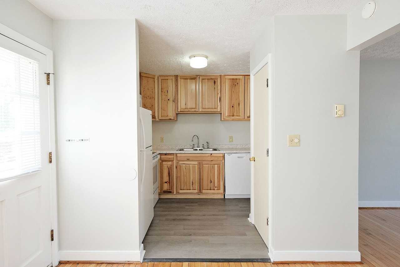 1406 Chesapeake St #B - Photo 4 of 13