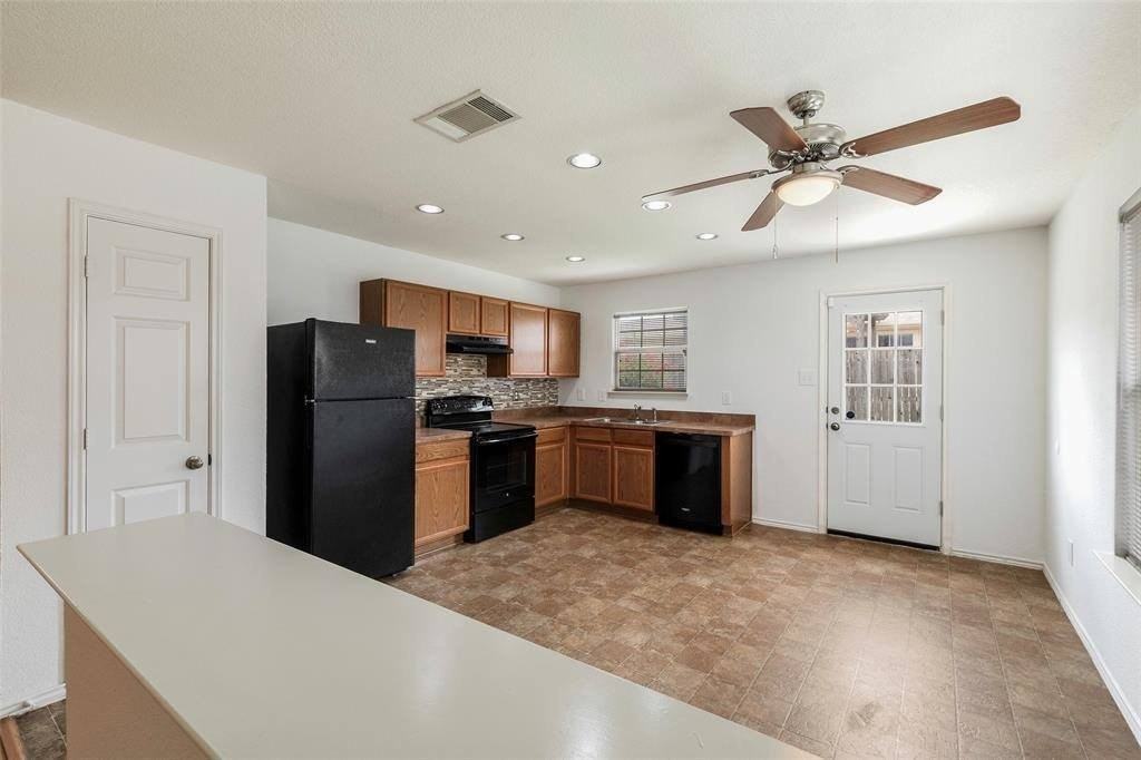 8028 Sartain Dr - Photo 4 of 15