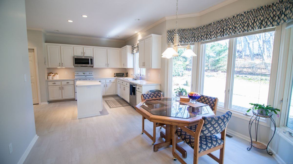 54 Winchester Dr - Photo 3 of 10