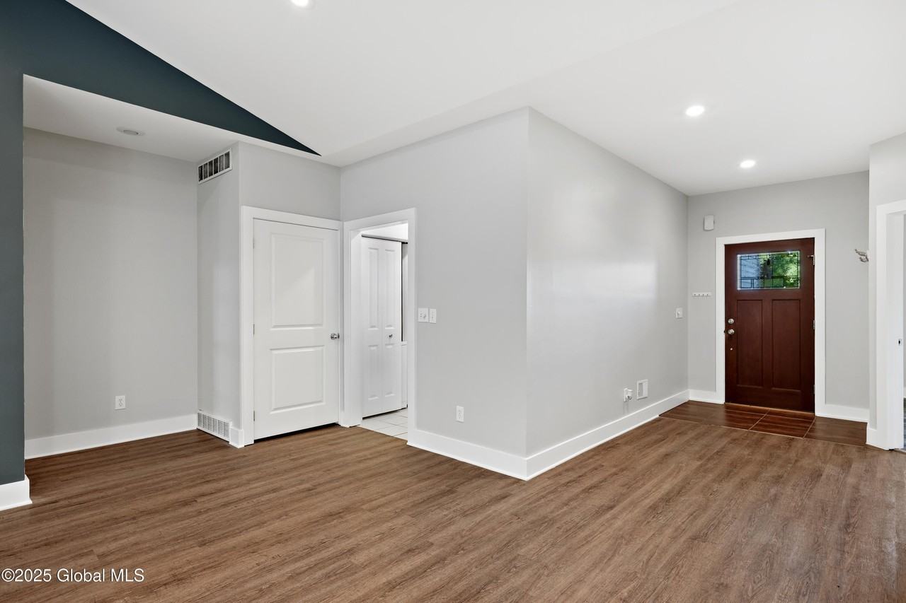 66 Warren St - Photo 6 of 26