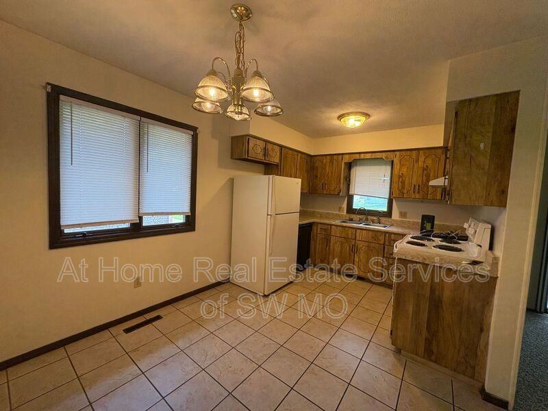 522 E Washita Ct - Photo 2 of 9
