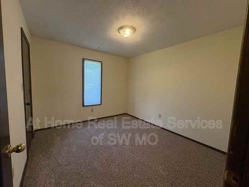 522 E Washita Ct - Photo 4 of 9