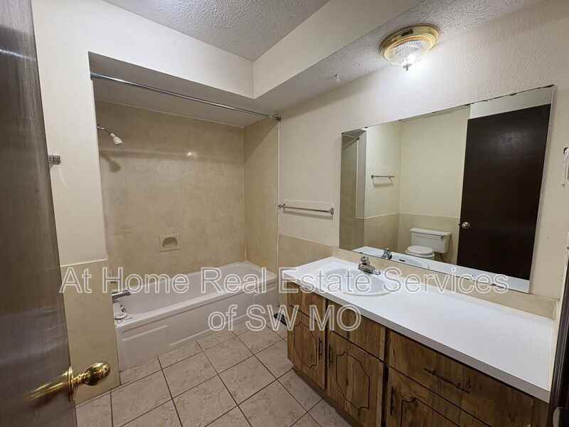 522 E Washita Ct - Photo 5 of 9