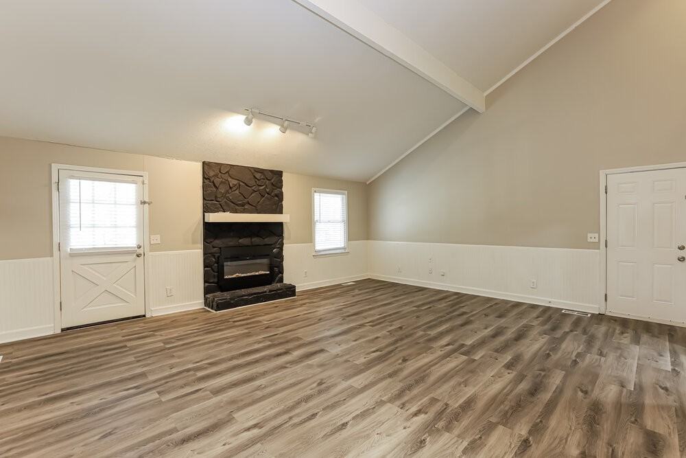 1398 Lakeview Pkwy - Photo 5 of 17