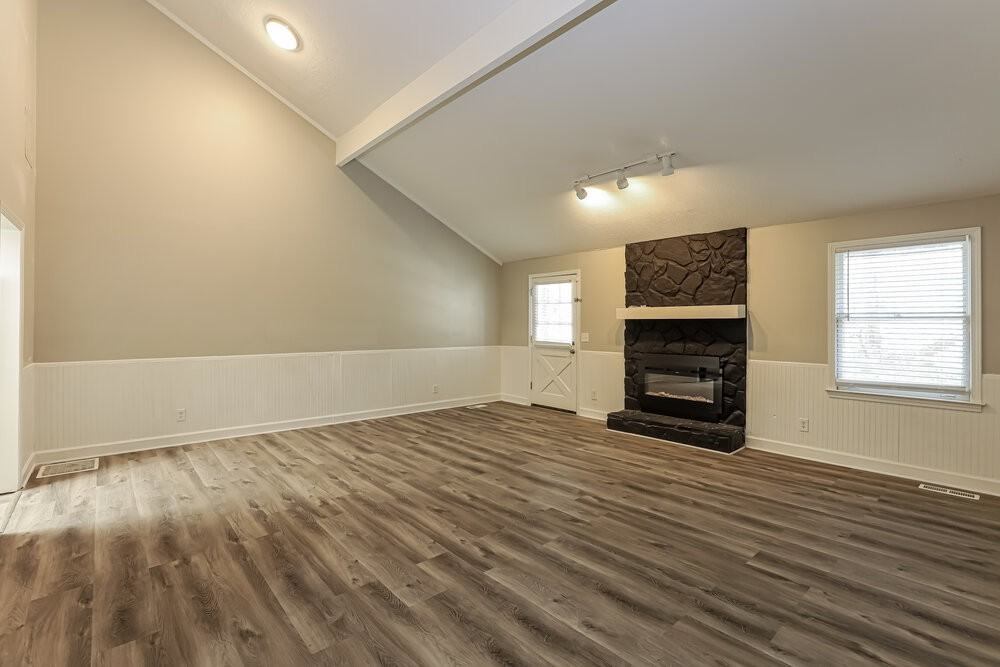 1398 Lakeview Pkwy - Photo 6 of 17