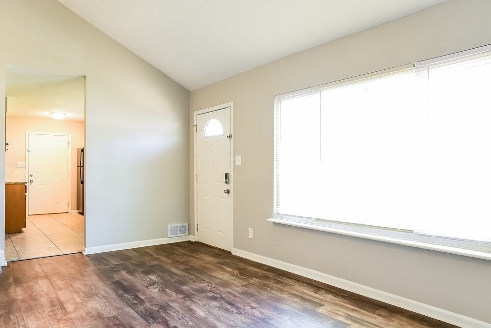 1123 Lockwood Rd - Photo 5 of 17