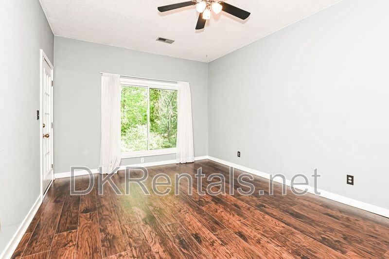 8207 Fairview Blf - Photo 3 of 15