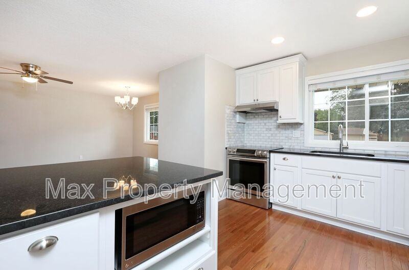 530 Sw Maple St - Photo 2 of 19