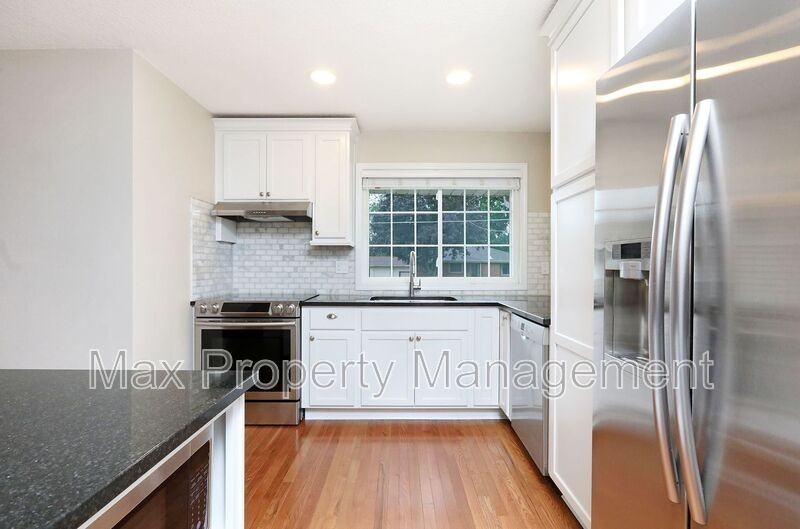 530 Sw Maple St - Photo 3 of 19