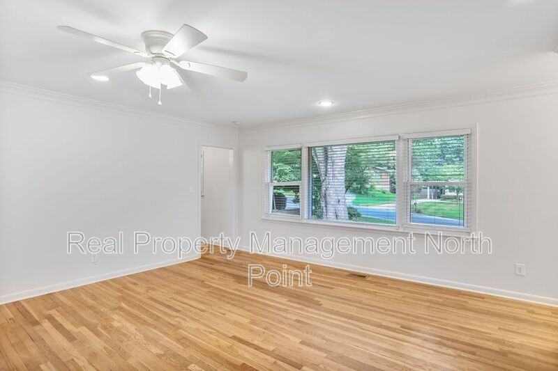 3659 Admiral Dr - Photo 3 of 25