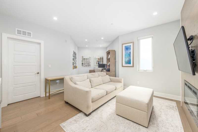 1405 Frankford Ave #402 - Photo 4 of 32