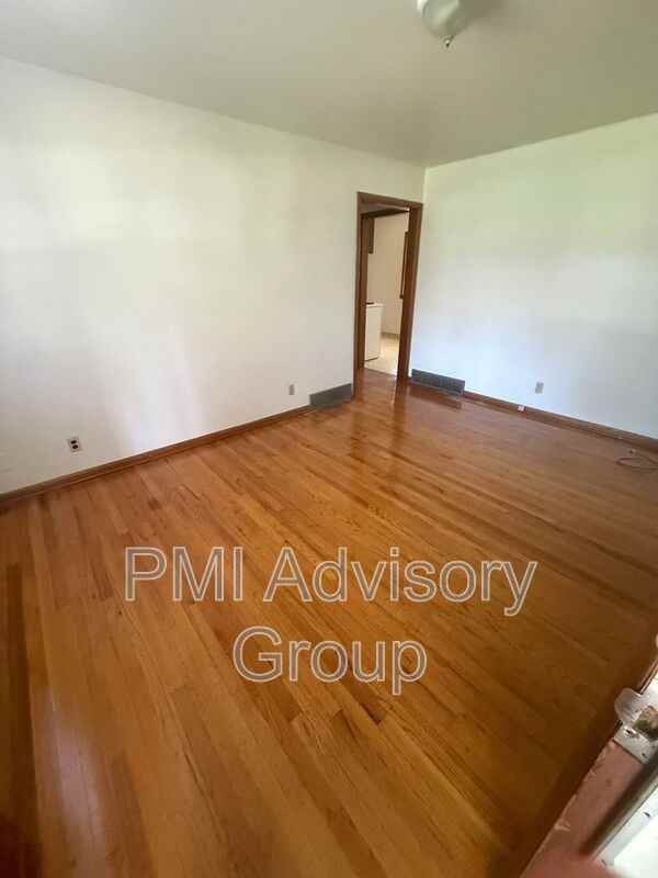 1327 Ne Winfield Ave - Photo 2 of 8