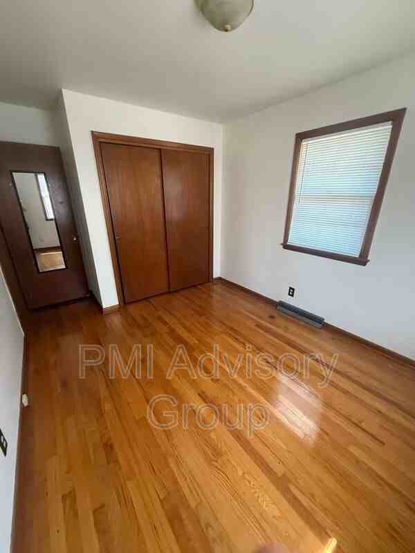 1327 Ne Winfield Ave - Photo 4 of 8