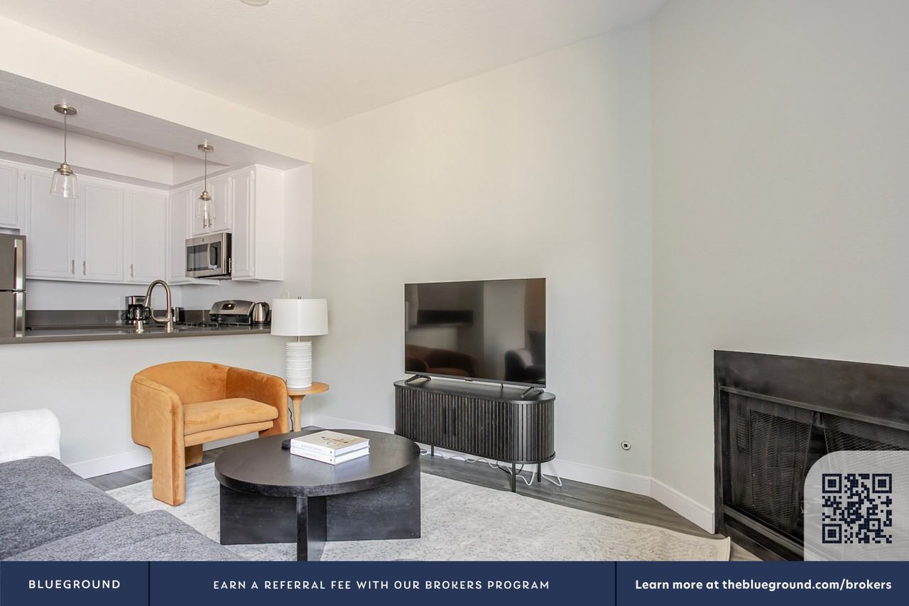 711 N Sweetzer Ave #1382 - Photo 5 of 26