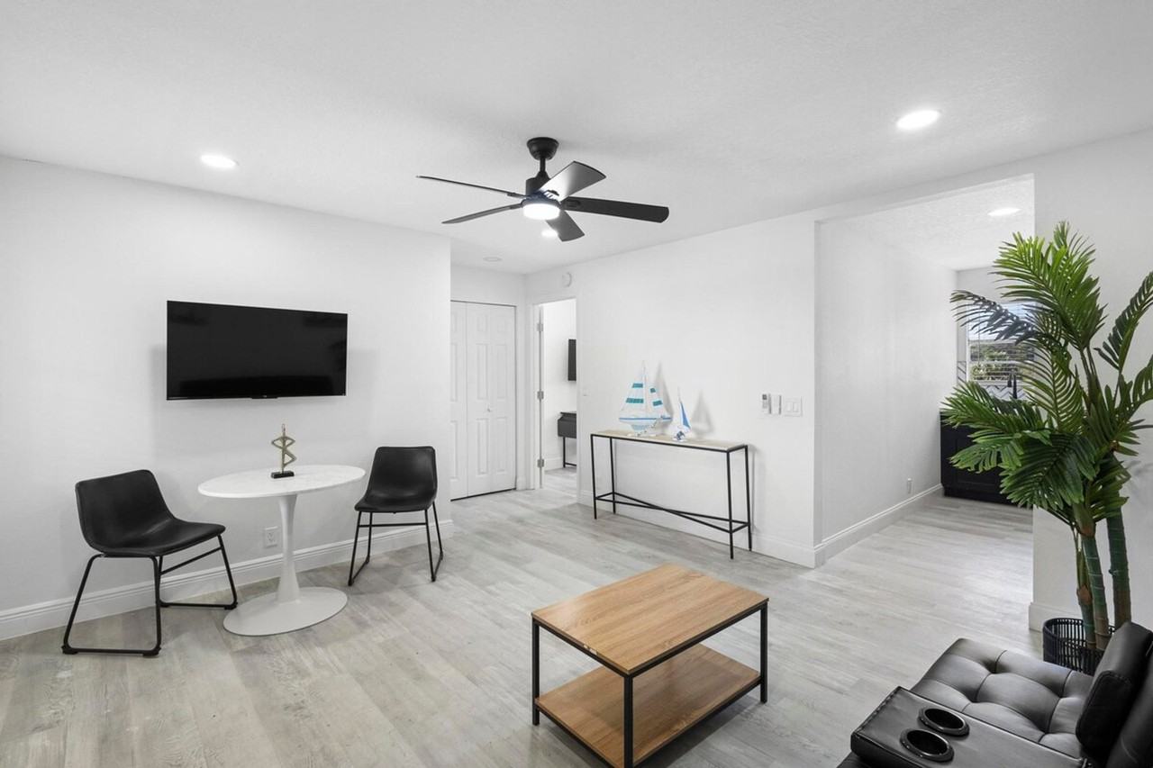 1882 Lake St #1094236P - Photo 4 of 24