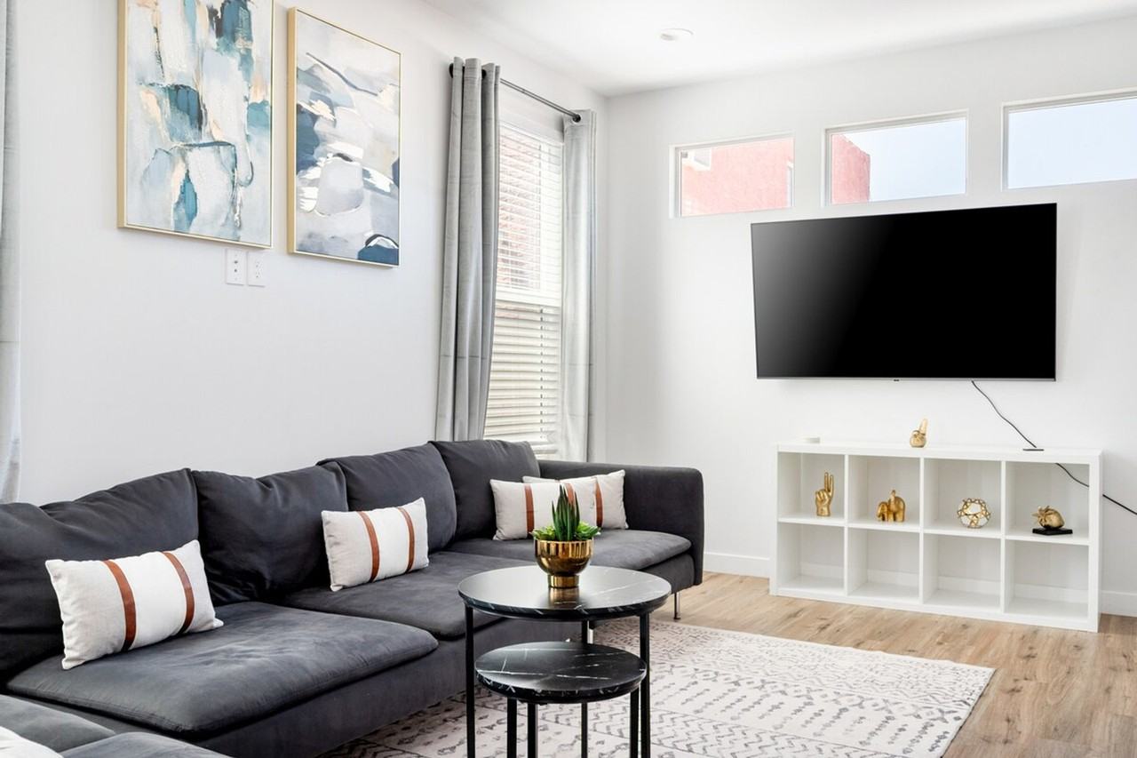 3806 E Polk St #1244297P - Photo 2 of 31