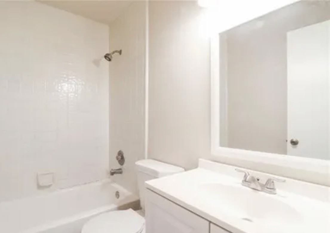 905 Northeast 209th Street - Photo 2 of 16