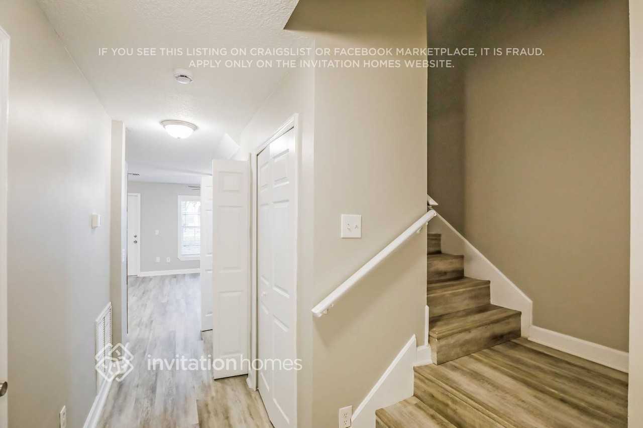 120 Carol Susan Ln - Photo 5 of 18