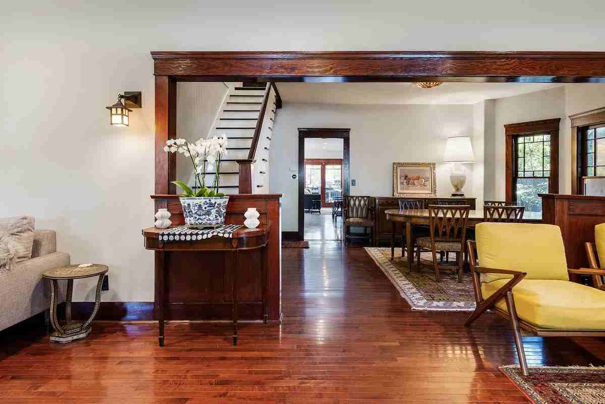 1031 Stratford Ave - Photo 3 of 25