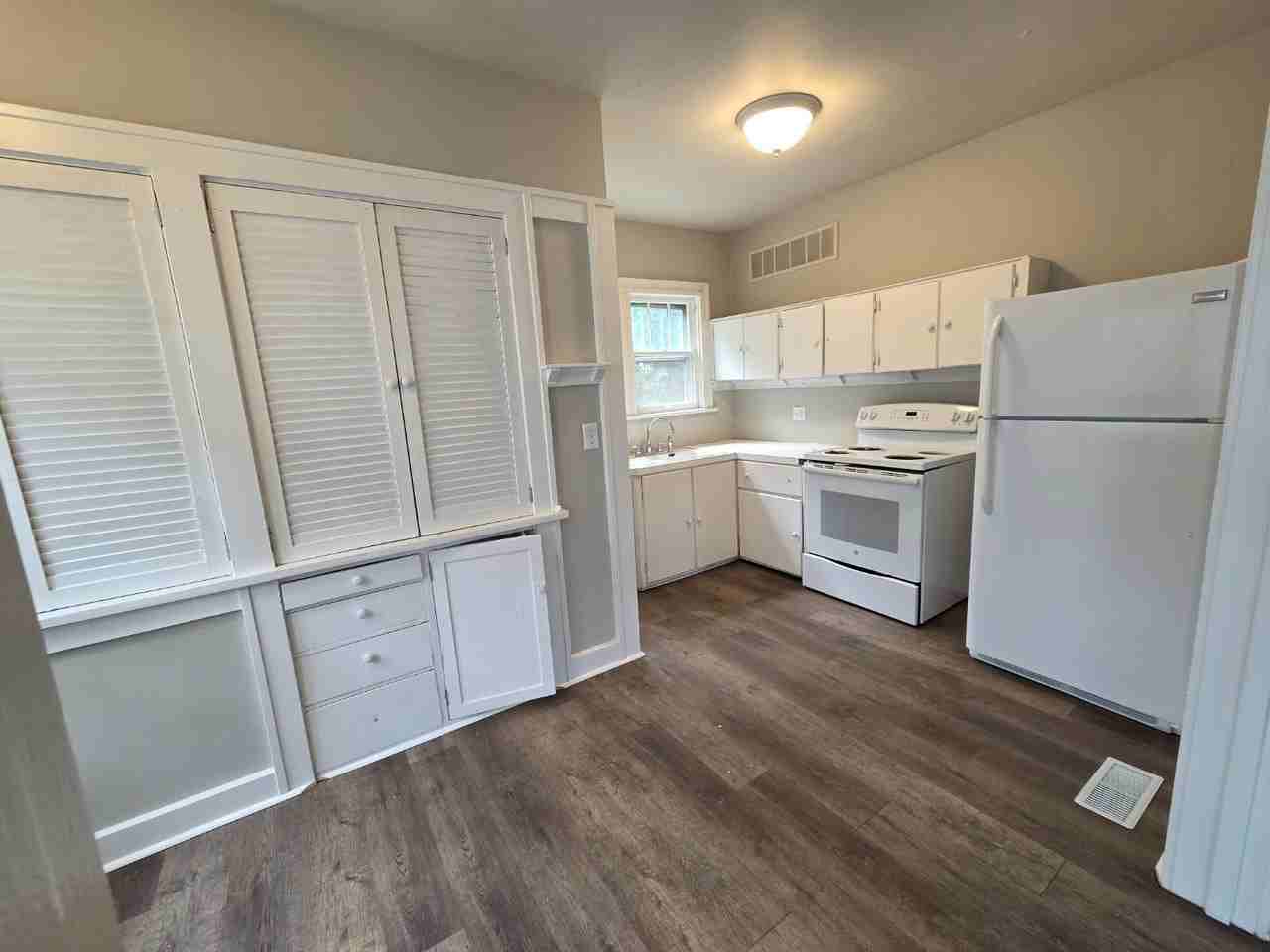 204 S Main St - Photo 2 of 20