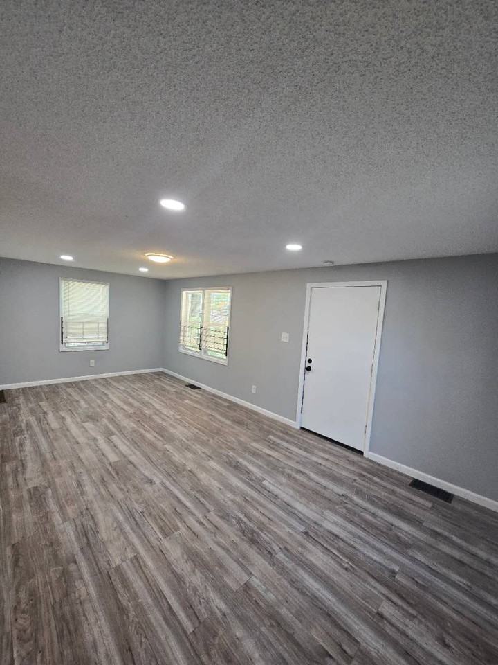 310 N Oakley Ave #NA - Photo 2 of 12