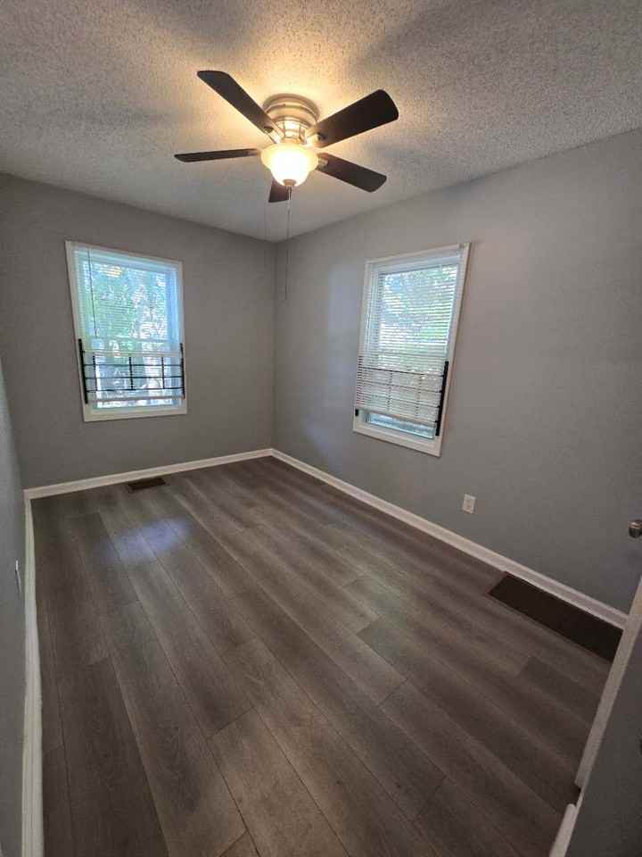 310 N Oakley Ave #NA - Photo 3 of 12