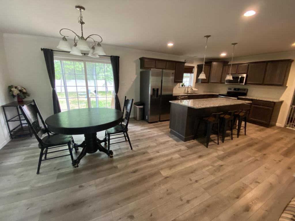 202 Greenfield Ave - Photo 2 of 11