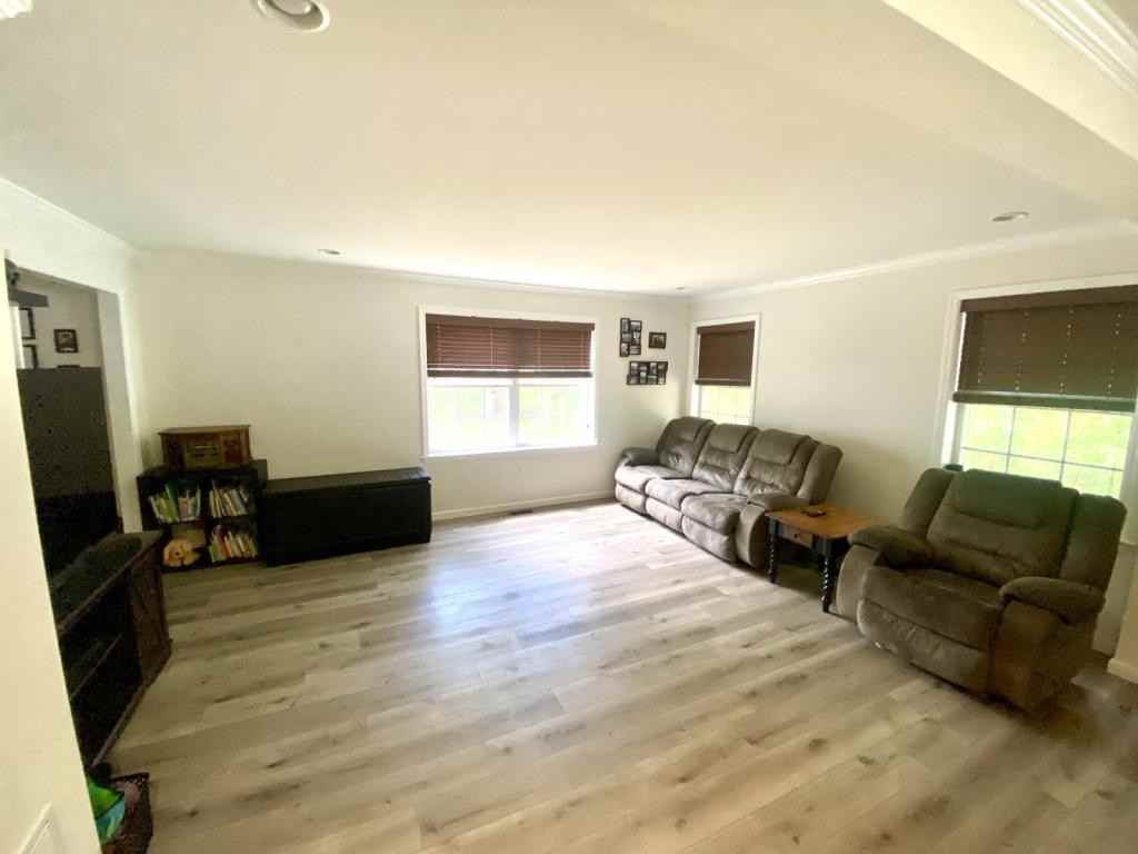 202 Greenfield Ave - Photo 4 of 11
