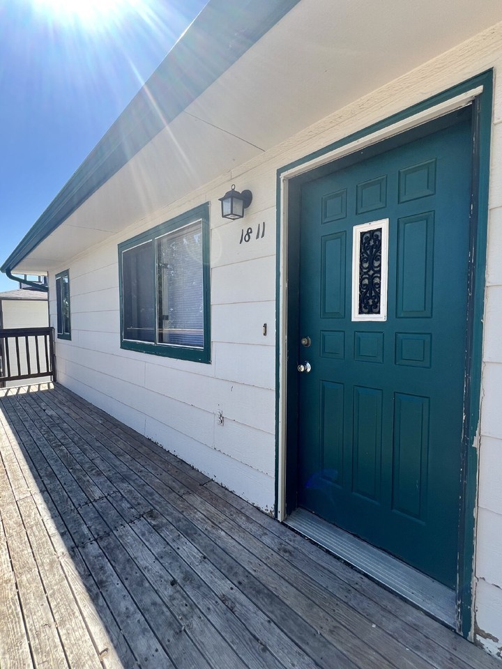 1811 Edgewater Ave - Photo 3 of 20