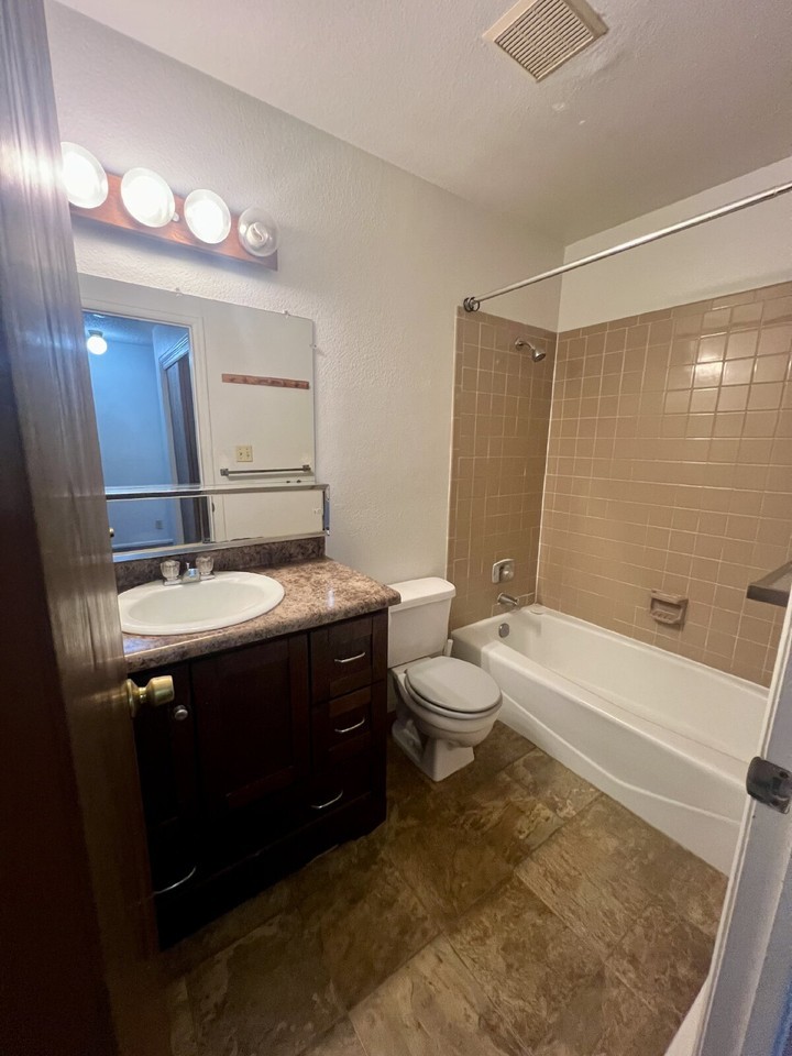 1811 Edgewater Ave - Photo 4 of 20