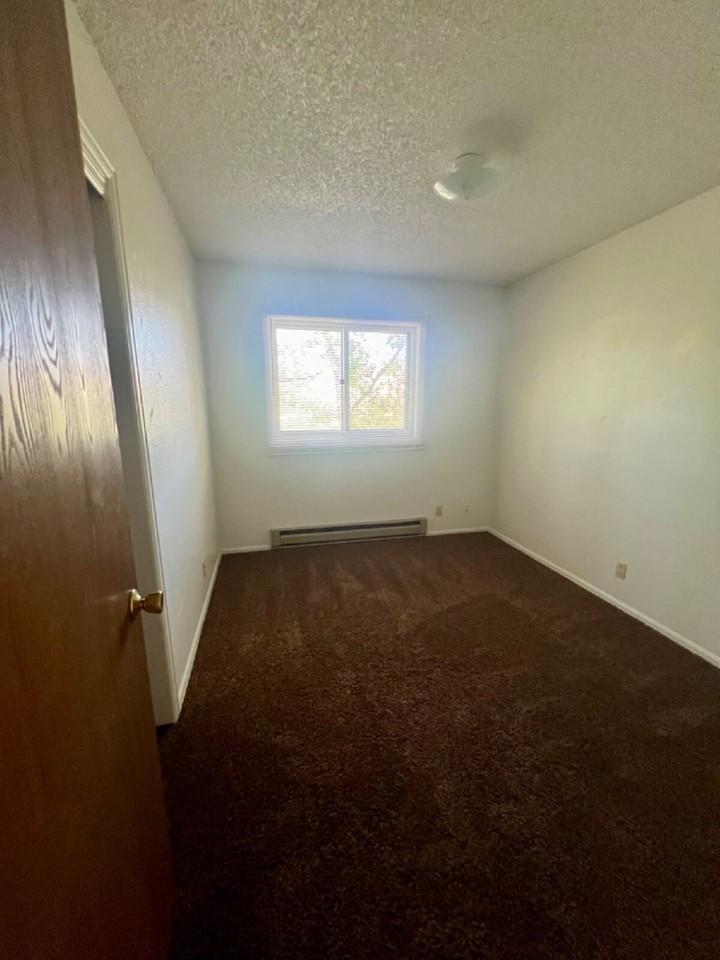 1811 Edgewater Ave - Photo 5 of 20