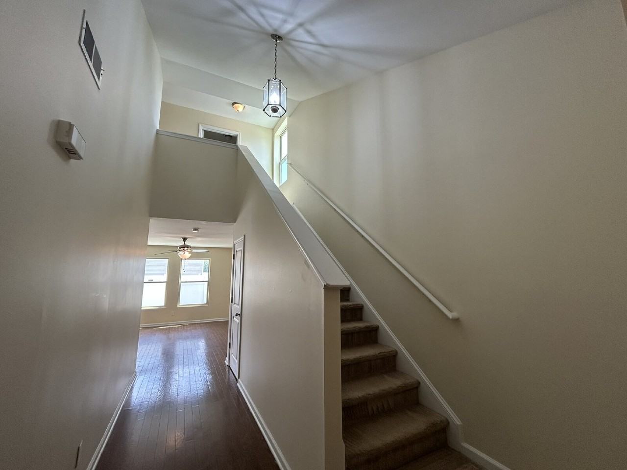 250 Bender St - Photo 2 of 17