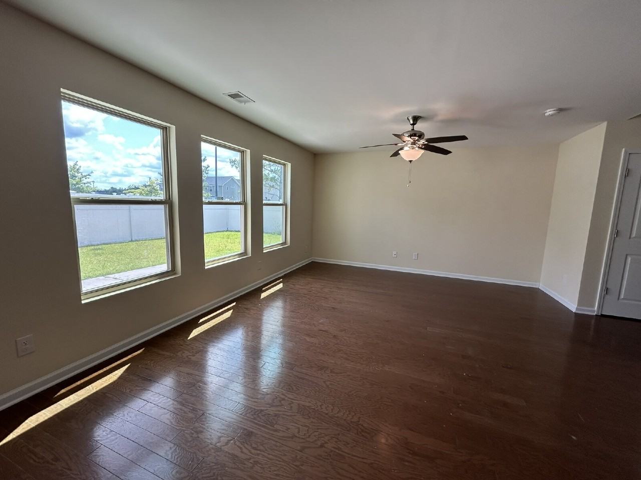 250 Bender St - Photo 5 of 17
