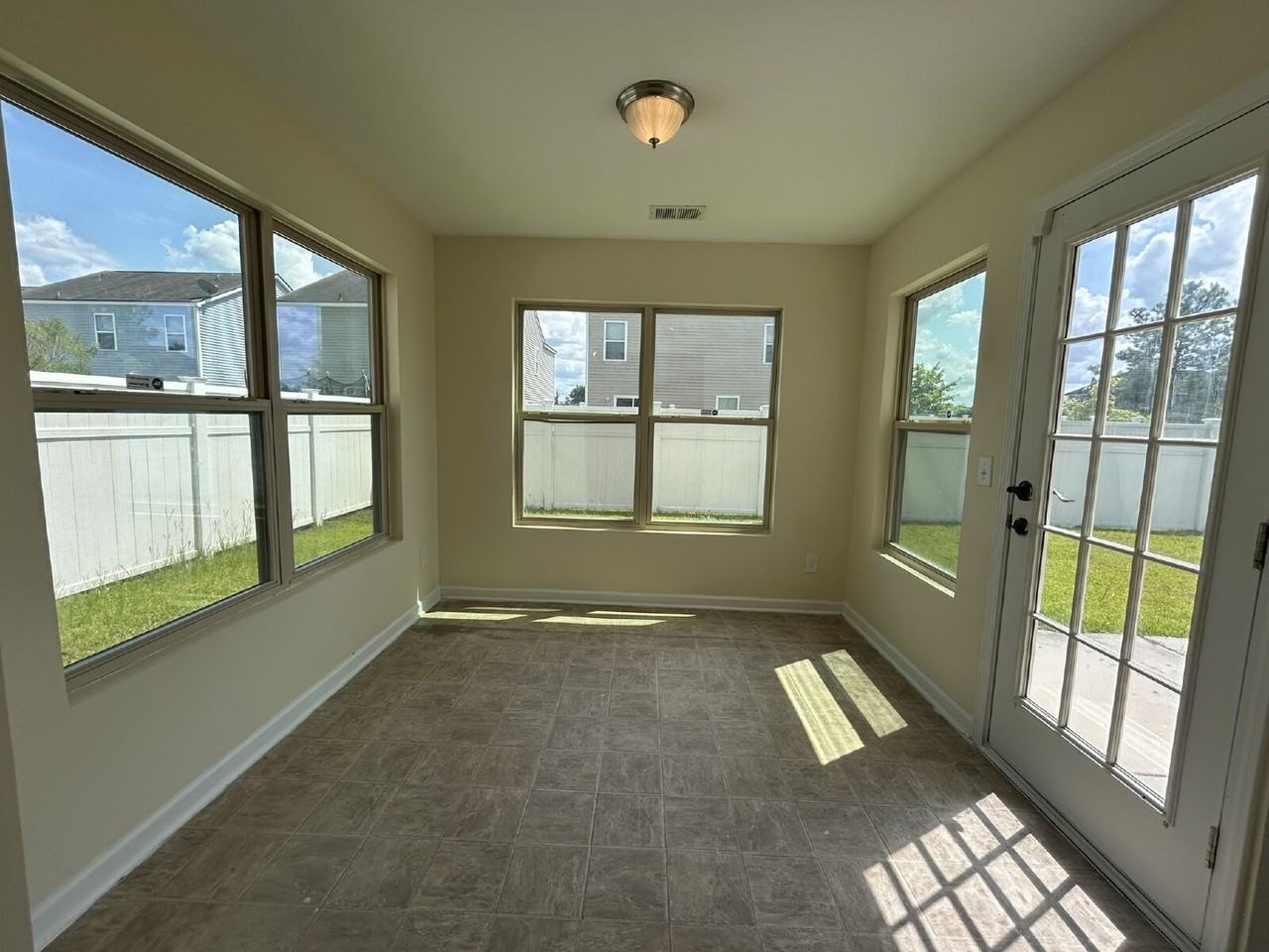 250 Bender St - Photo 6 of 17