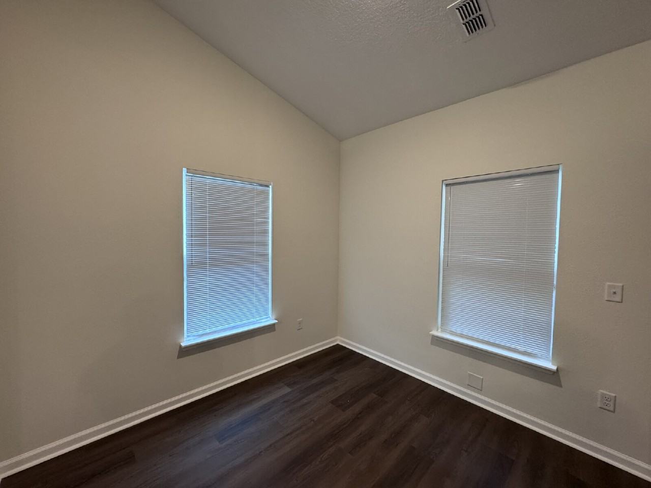 1034 W 27th St - Photo 3 of 10